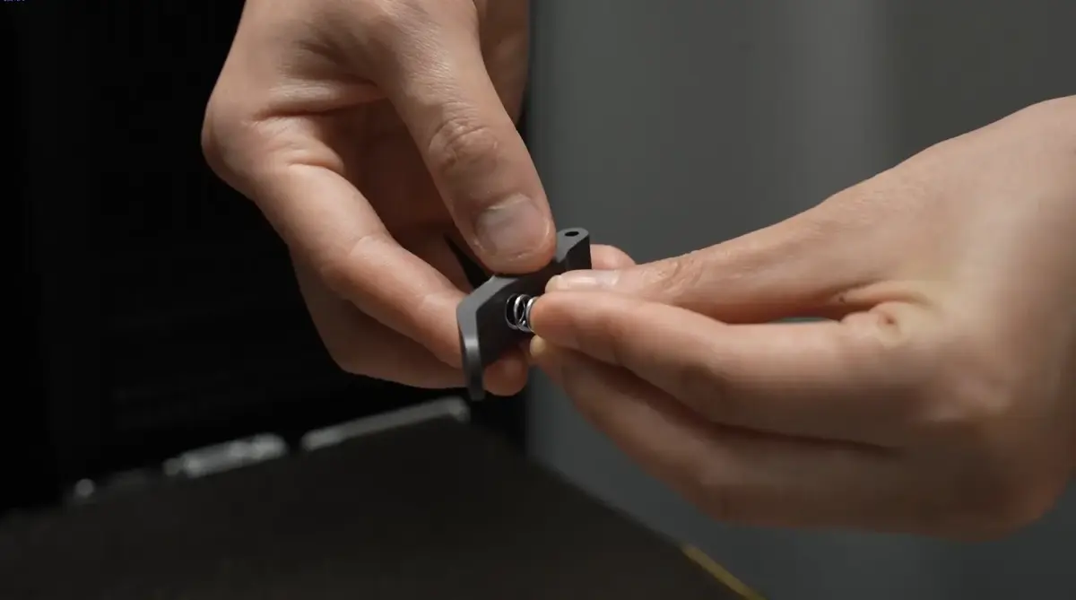 Fjeder og endekappe monteres på drivhjulsholderen