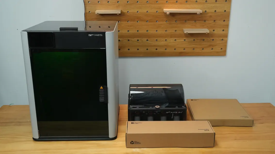 Indhold i H2S Laser Full Combo med printer, AMS 2 Pro, forsyningskasse og tilbehørskasse