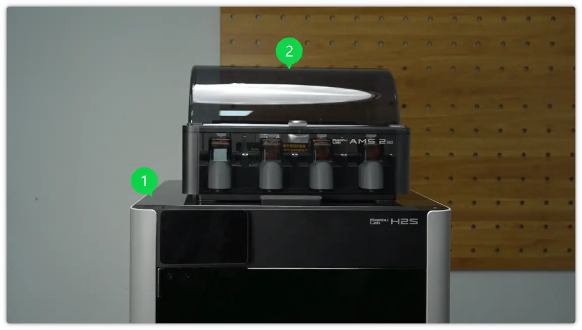 AMS placeres oven på printeren med topdækslets glas monteret