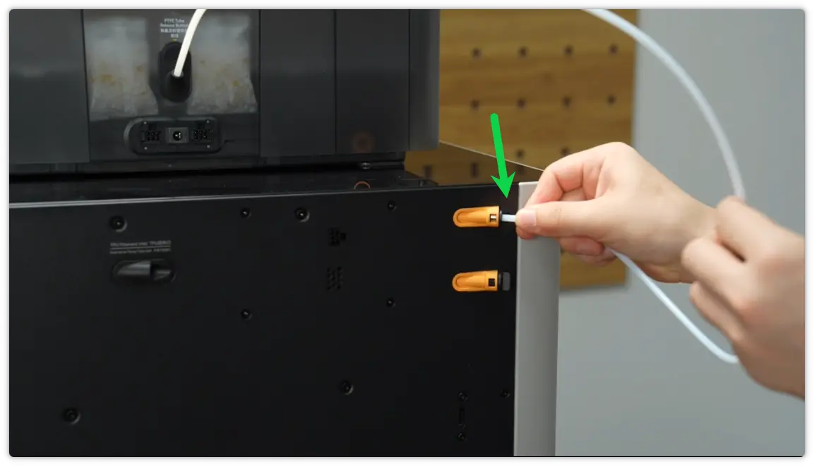 Den anden ende af PTFE-slangen sættes i filamentindgangen bag på printeren