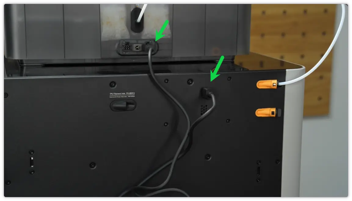 Det 6-pin kabel tilsluttes mellem AMS 2 Pro og printeren