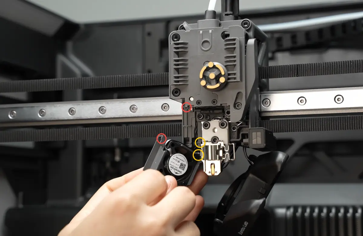 Hotend-blæseren placeres med den mærkede side mod hotend