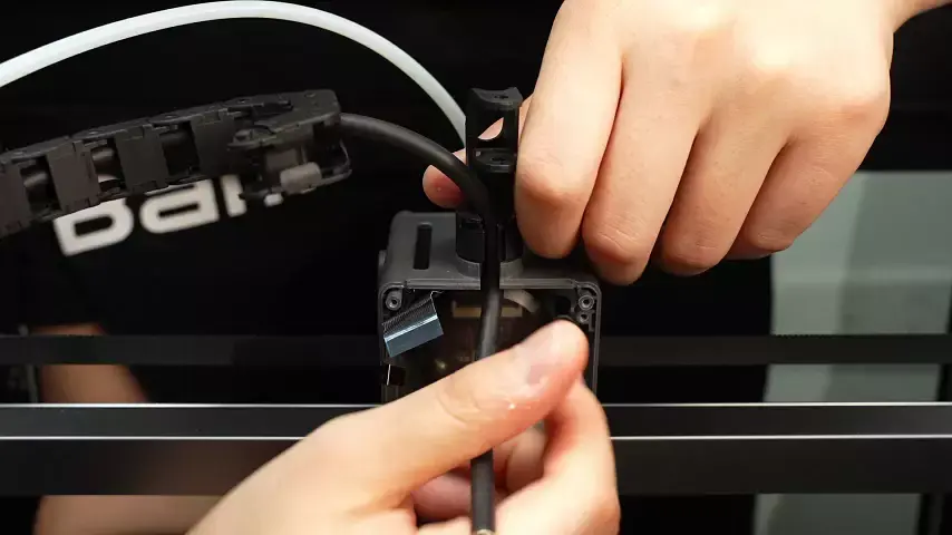 USB-C-kablet trækkes ud af kabelkædens holder