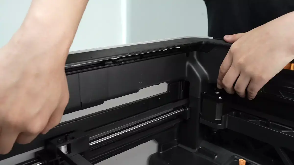 AP-printets dæksel fjernes nær frontdøren