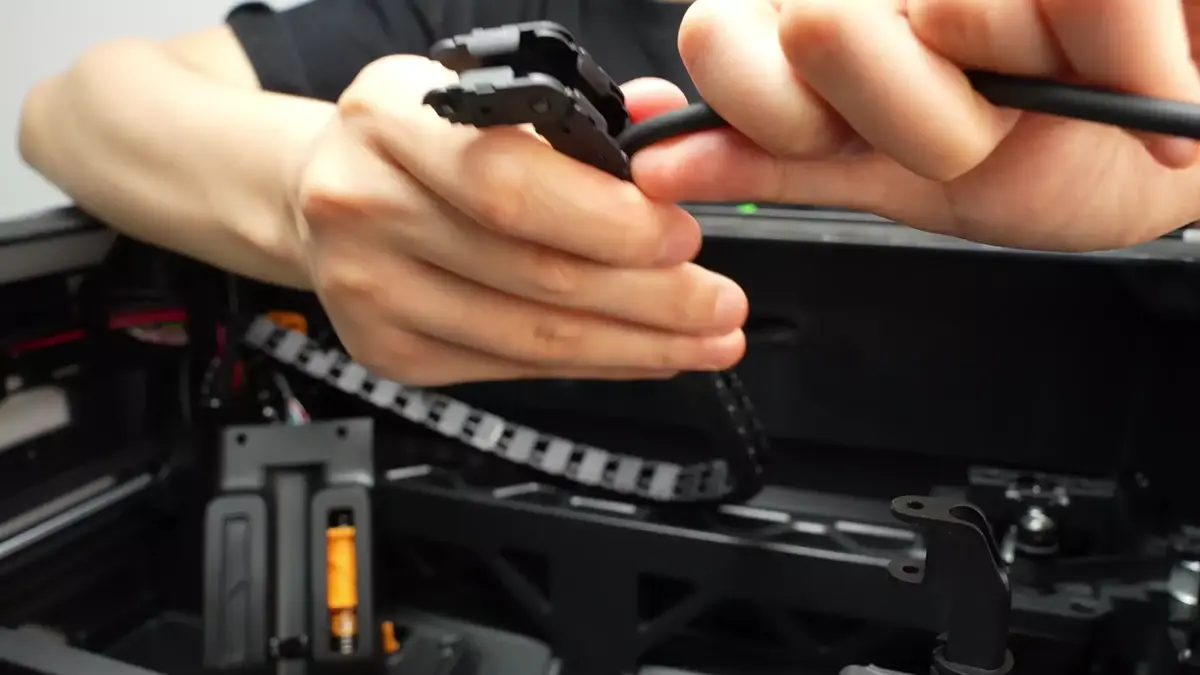 USB-C-kablet trækkes ud af kabelkæden