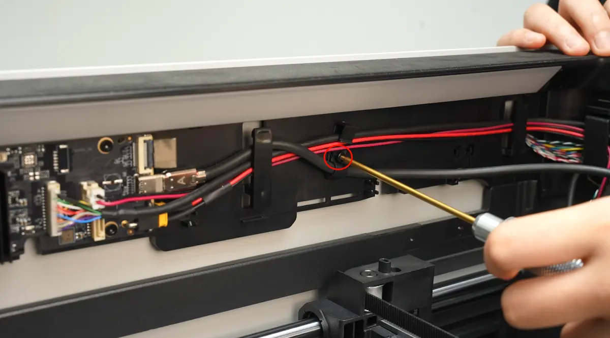 Skruen i USB-C-kabelholderens klemme skrues ud