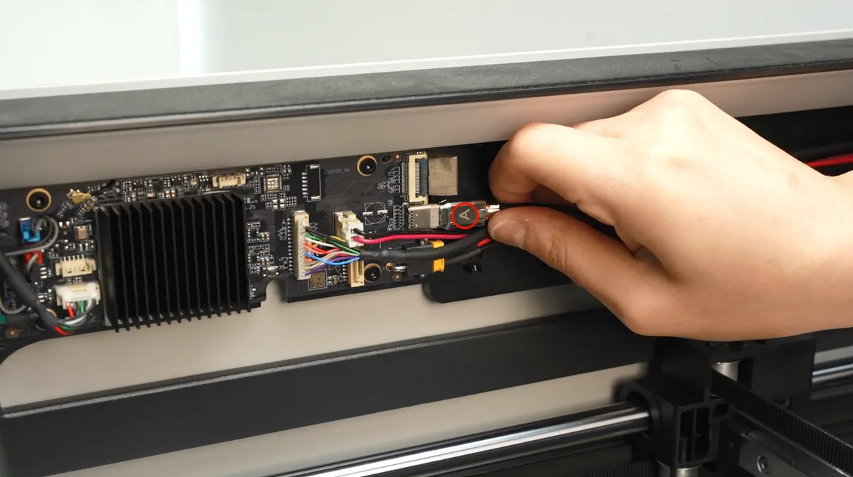 USB-C-stikket med A-mærket vendende udad sættes i AP-printet
