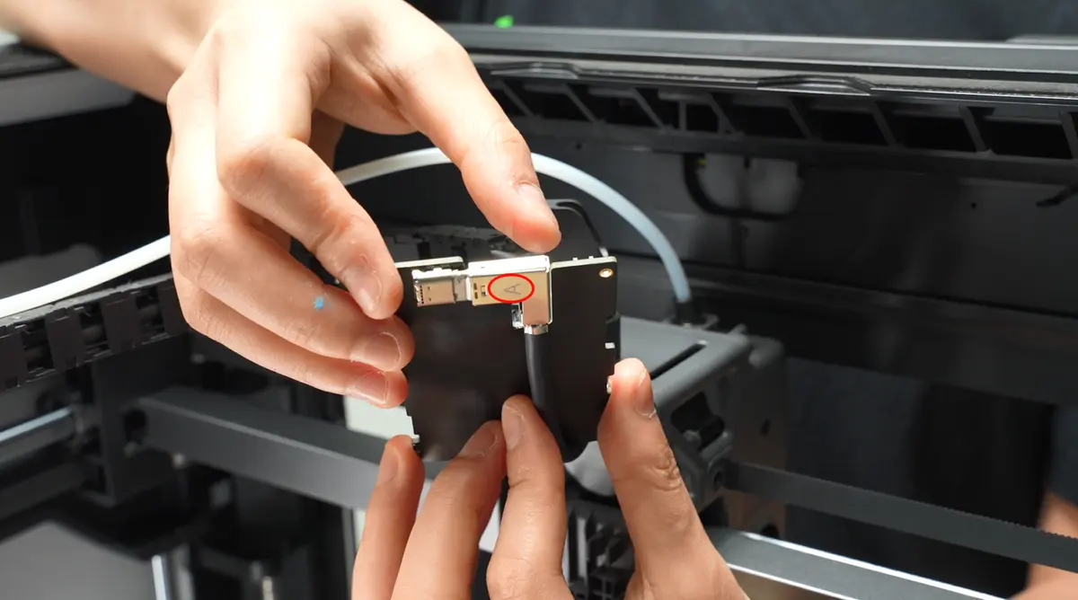 USB-C-kablets stik tilsluttes TH-printet og printet monteres igen