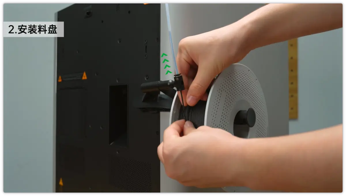 Filament føres ind i den eksterne spoleholder
