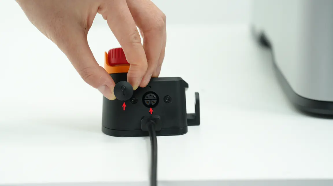 Safety key sættes i nødstopknappen