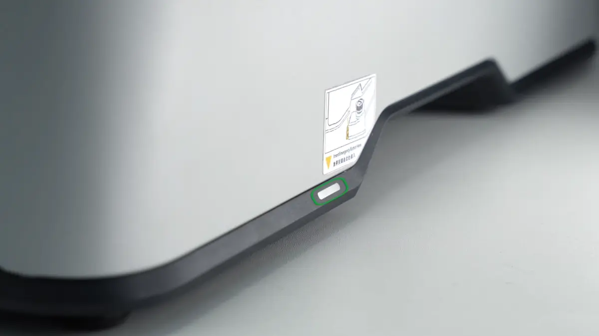 Nødstopknappens kabel forbindes