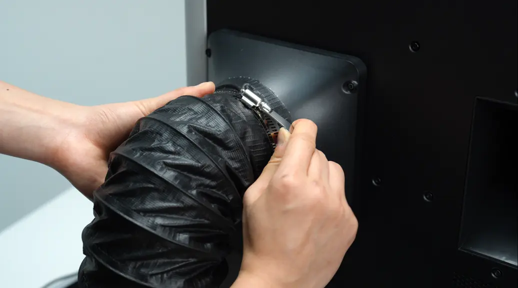 Udsugningsslange spændes fast på adapter
