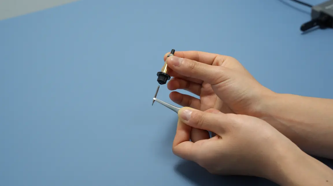 Monter klingen med en pincet i den magnetiske knivholder
