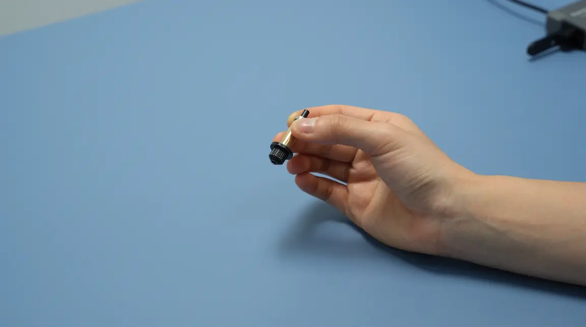 Klingen klikker på plads i den magnetiske knivholder