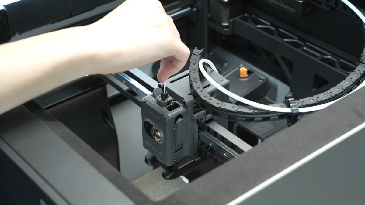Filament fores ind i ekstruderen