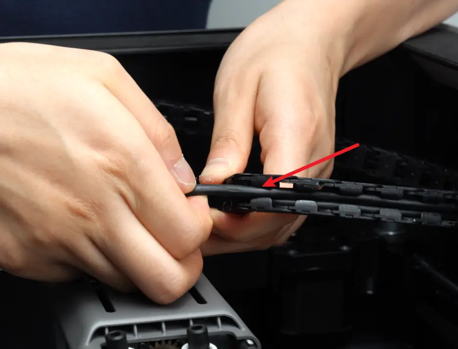 USB-C-kabel trukket delvist ud af kabelkæden