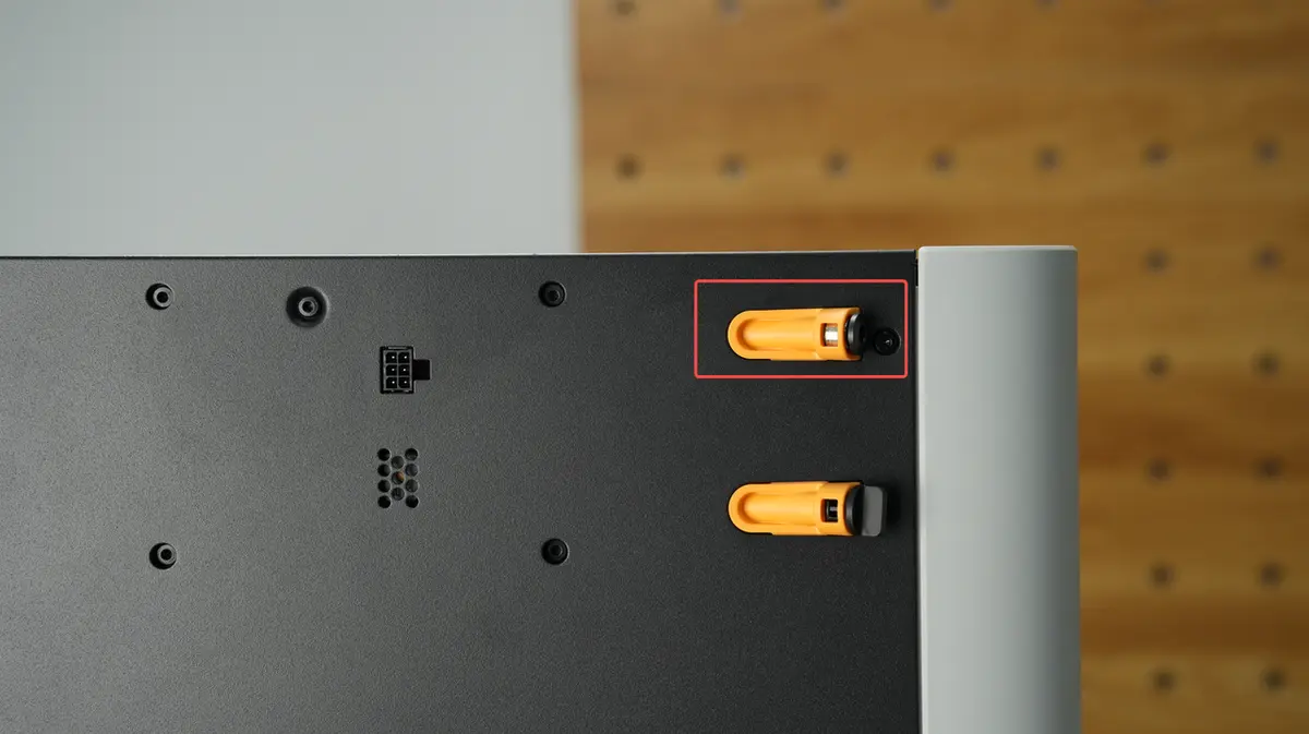 PTFE-slangen føres ind gennem filamentkoblingen bag på printeren