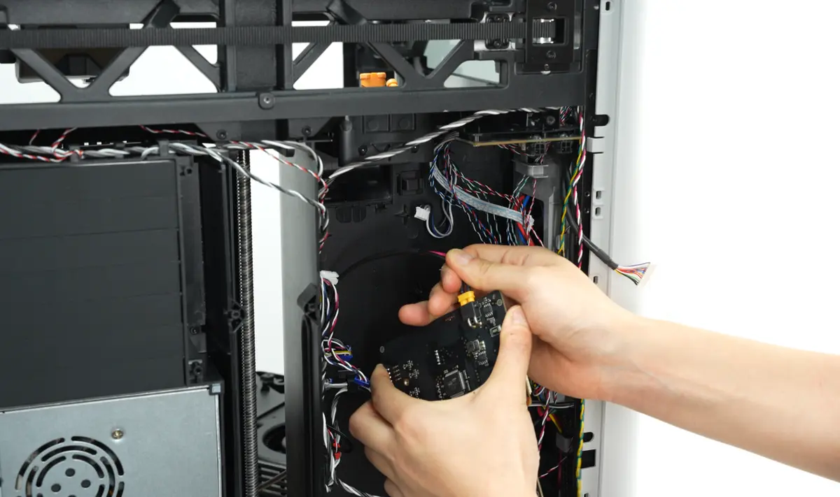 De 6 fastgorelsesskruer fjernes med en unbrakonogle