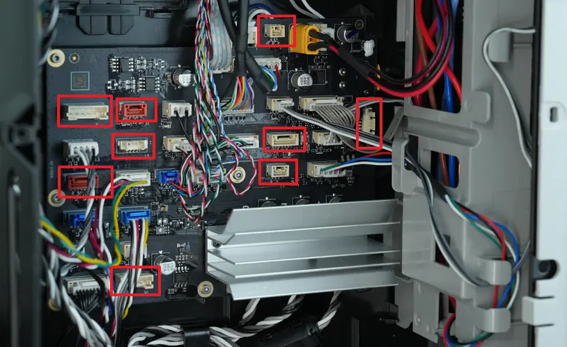 Oversigt over ledige sokler paa MC-printkortet for laser- og ikke-laser-version