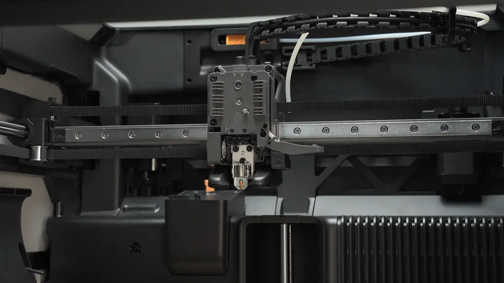 Skærehåndtaget hænger frit efter skruen er fjernet