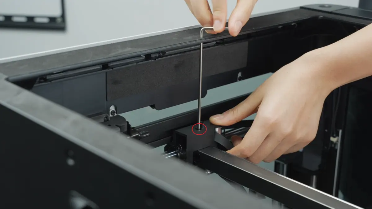 Skinneskruen på den anden slæde fjernes