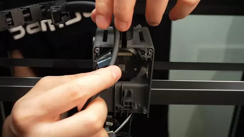USB-C-kablet klemmes ned i kabelkæde-beslaget