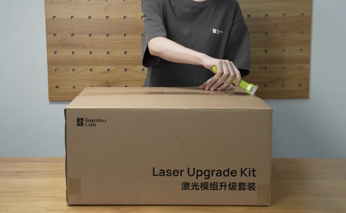 Æsken med laseropgraderingssættet skæres op