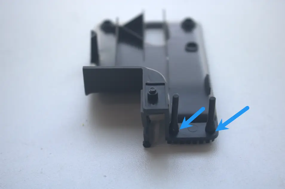 Den blode skrue paa den gamle silikoneblok klippes af med en tang