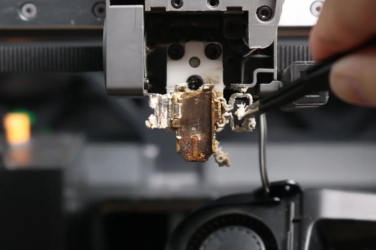 Resterende filament fjernes fra varmeblokken