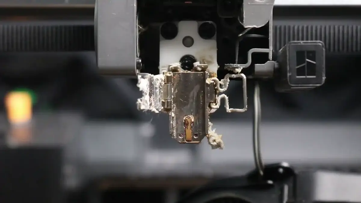 Varmeblokken tørres ren for filament