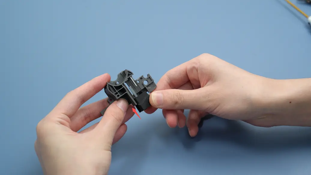 Monter fjederen på den sorte connector og skub den tilbage langs skinnen