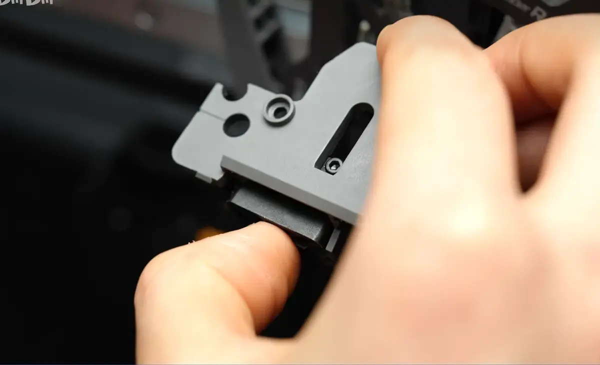 Hold den sorte hotend-connector opad mens det forreste føringsdæksel isættes