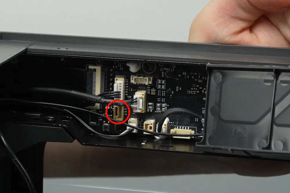 Kabel til live view-kamera tilsluttes stikket pa AP-kortet