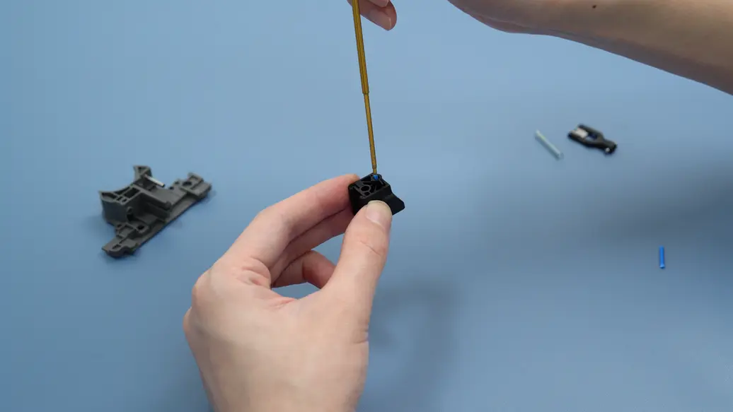 Rens den sorte connector med spidsen af en H1.5 skruetrækker