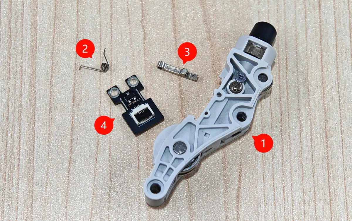 De fire komponenter i Idler Arm-modulet lagt ud hver for sig