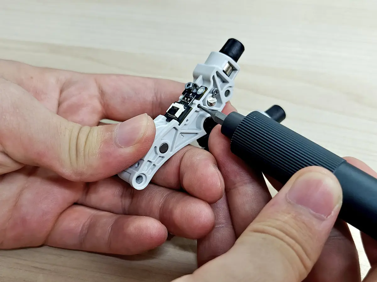 Skub den cylindriske stift ud fra den fordybede side mod den plane side