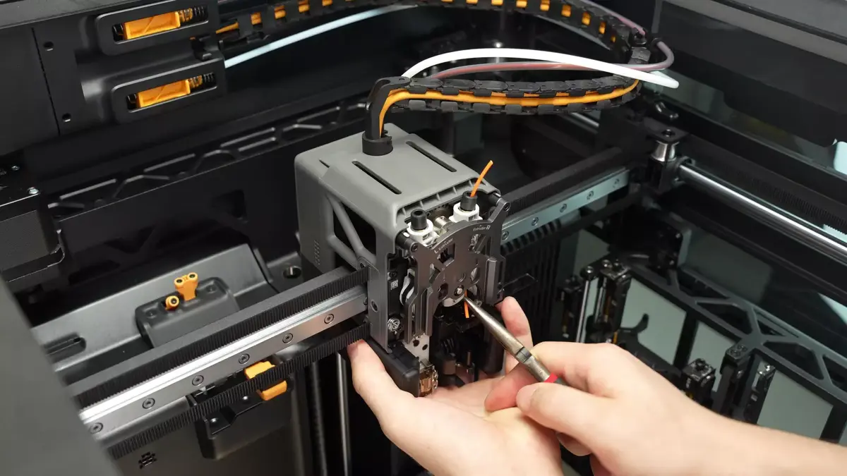 Grib det fastklemte filament med pincet og træk det nedad