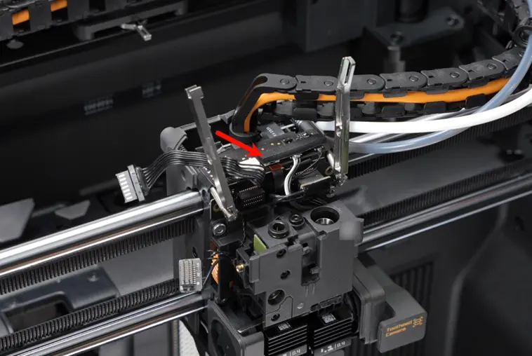 Beskyttelsesskummet piles af toolheadens interfaceplade