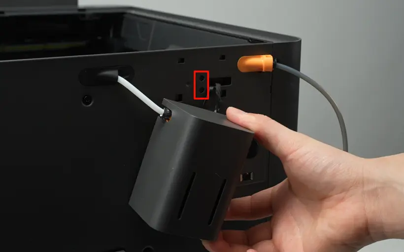 Lås den ekstra extruders låsetap op på X2D