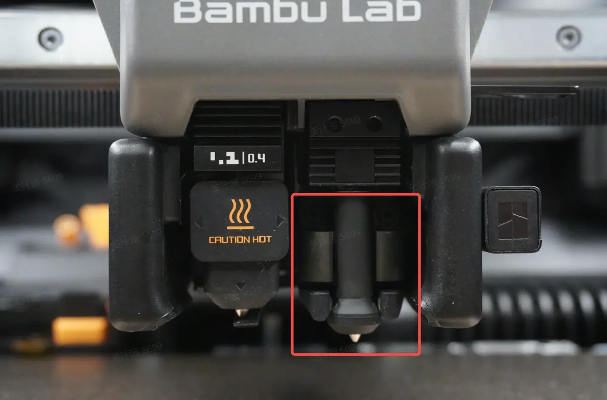 Nærbillede af induktions-varmemodulets stik og kabler