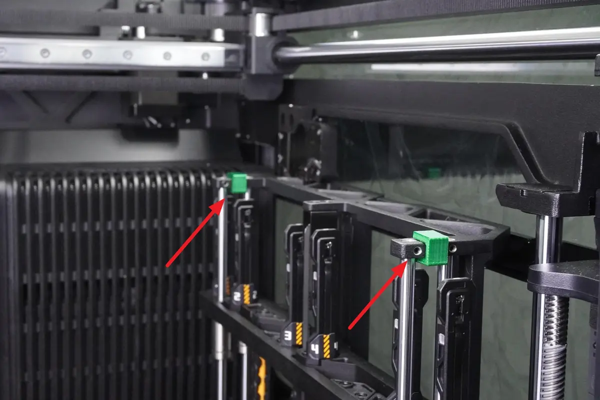 Kalibreringsblokke placeret i to positioner på induktions-hotend-racket