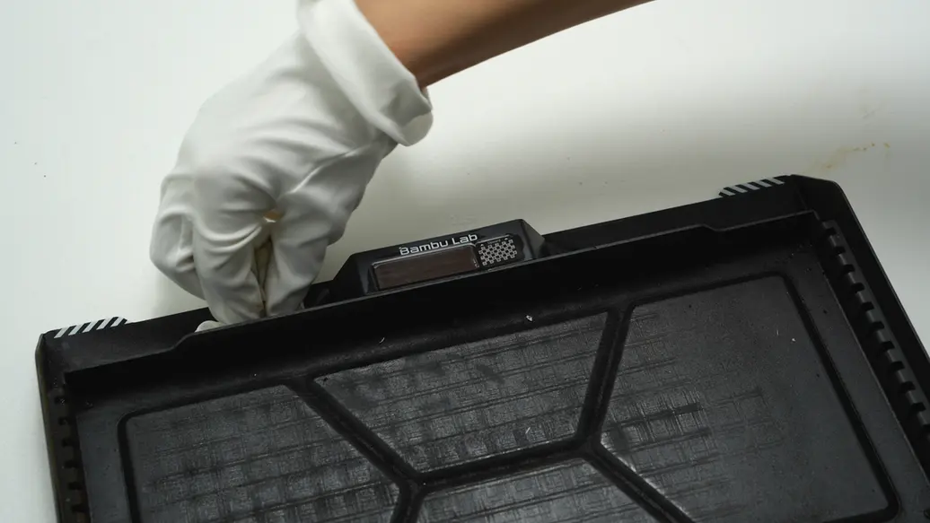 Laserplatformen tørres ren for pletter med en non-woven klud
