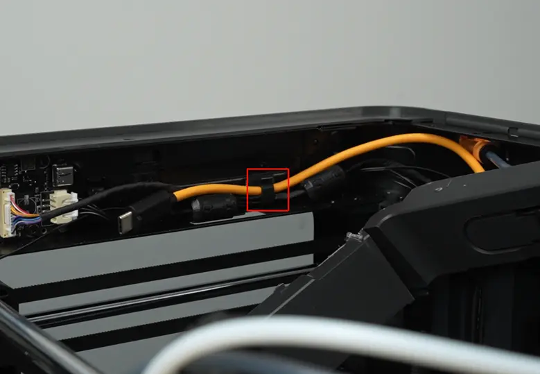 Fjern USB-C-kablet fra clipsen på printerrammen