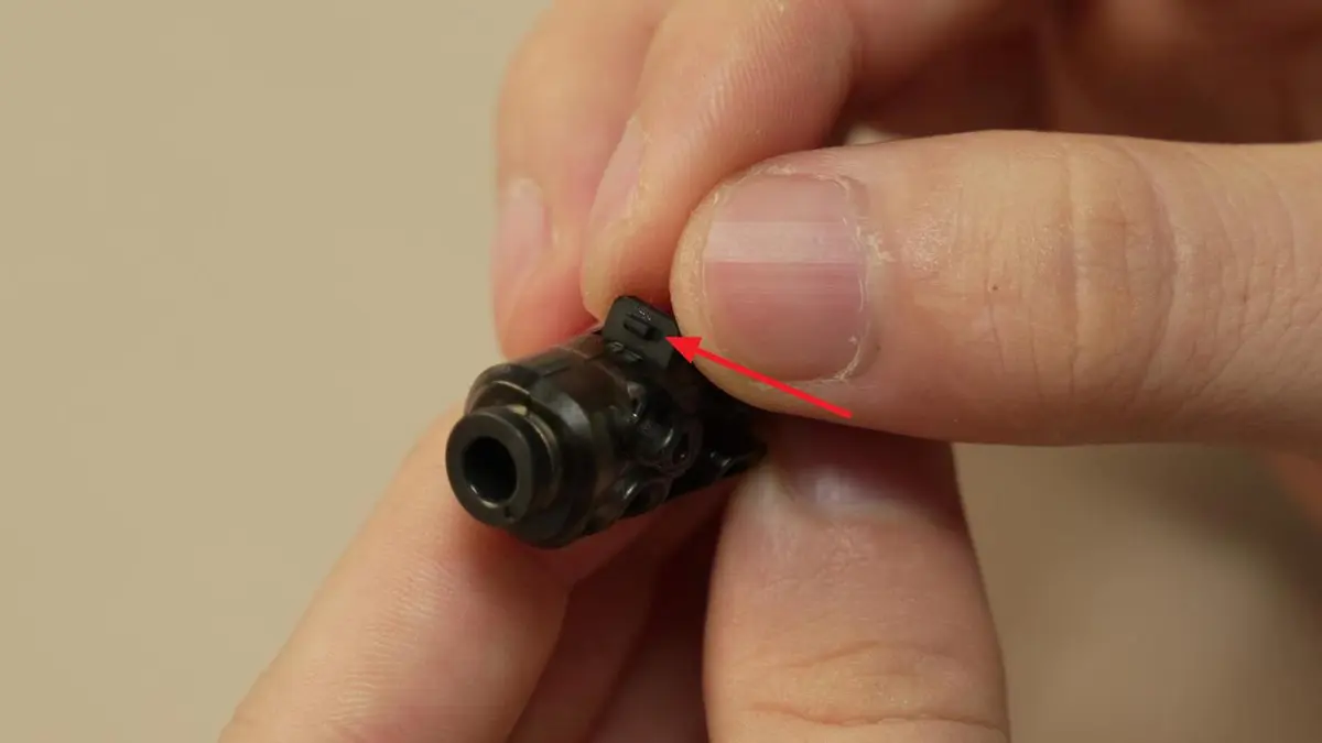 Filamentrensepladen trykkes ind i 4-1 PTFE-adapteren i den viste retning