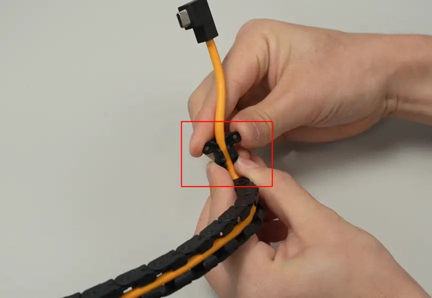 Indhak gør det muligt at fjerne USB-C-kablet