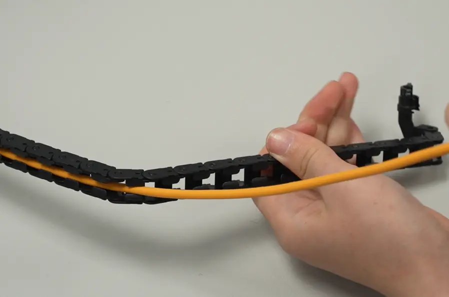 Træk USB-C-kablet ud langs kabelkæden