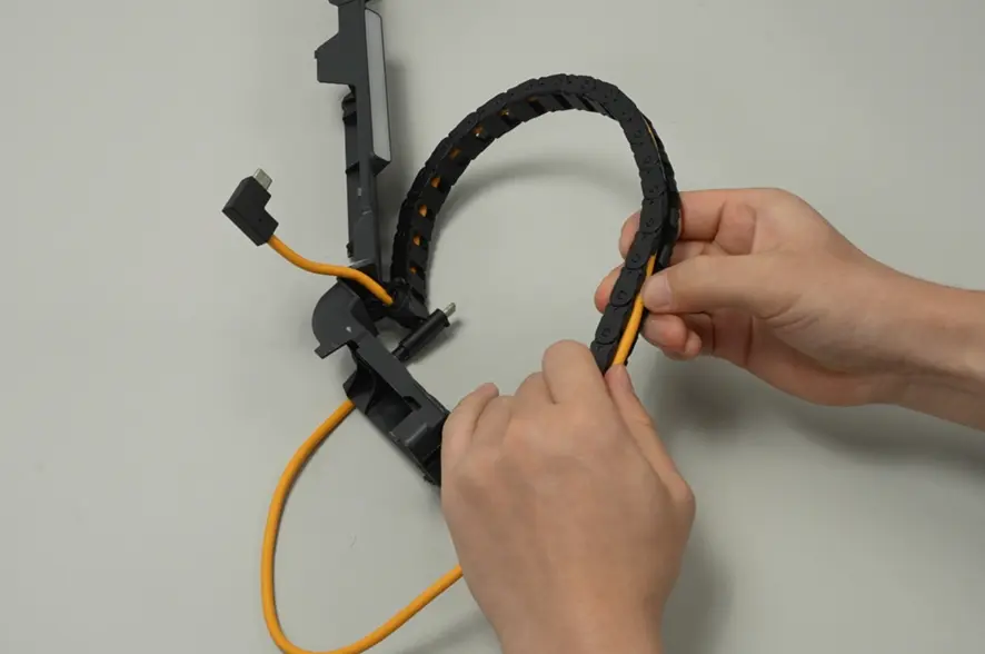 Læg USB-C-kablet ind i kabelkæden