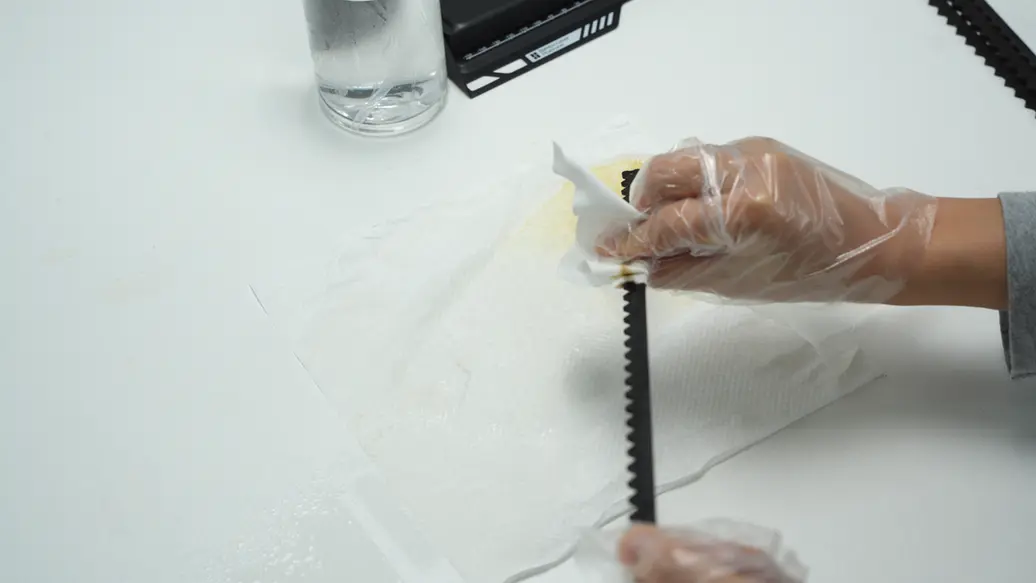 Støttelamellerne tørres rene med sprit og en non-woven klud