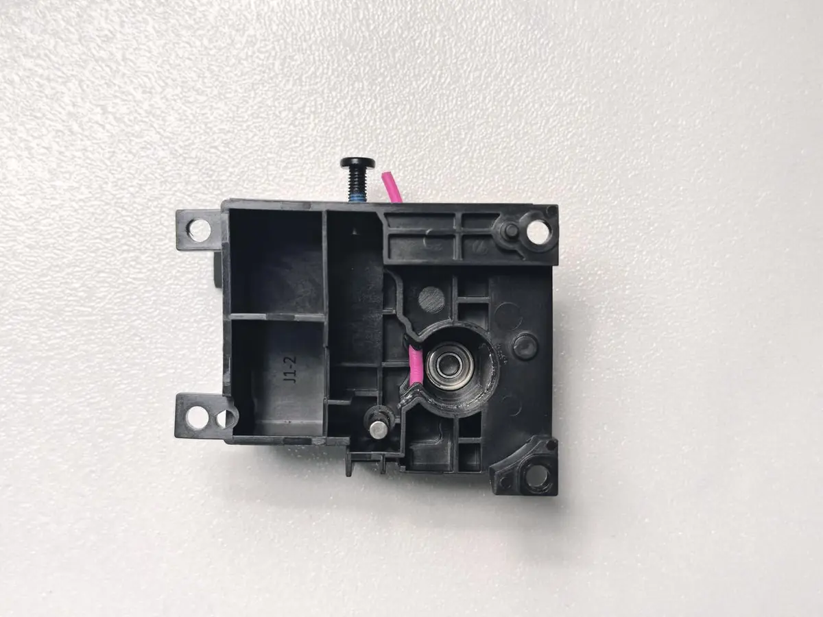Det deformerede, tilstoppede filament fjernes med pincet