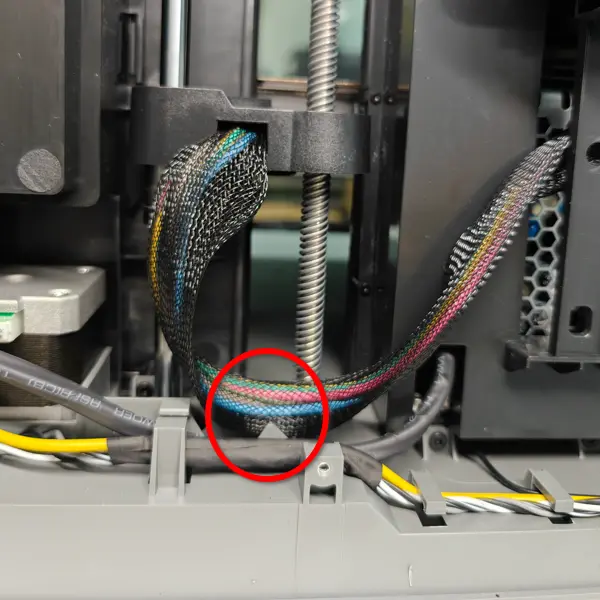 Korrekt position af varmepladens kabler før montering af bagpanel